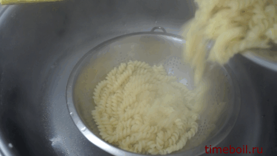 pâtes dans une passoire