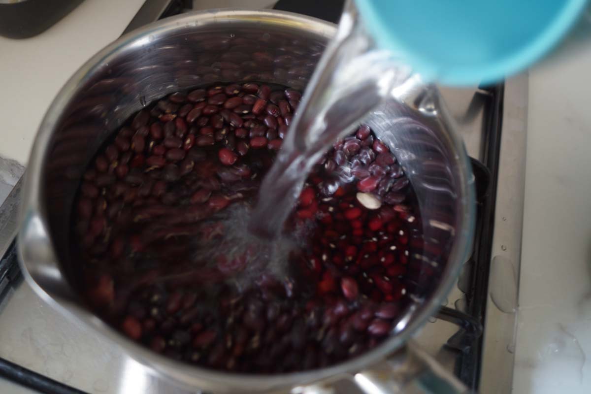 les haricots sont trempés dans l'eau