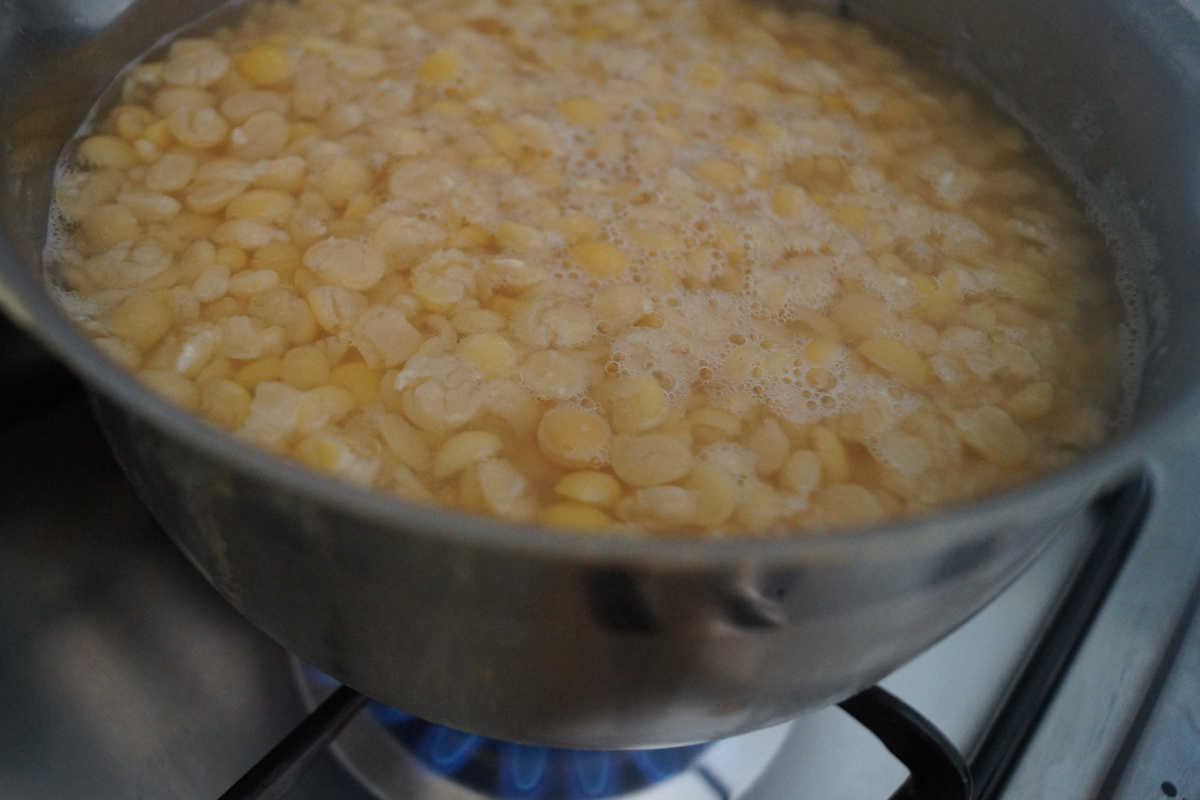 petits pois dans une casserole