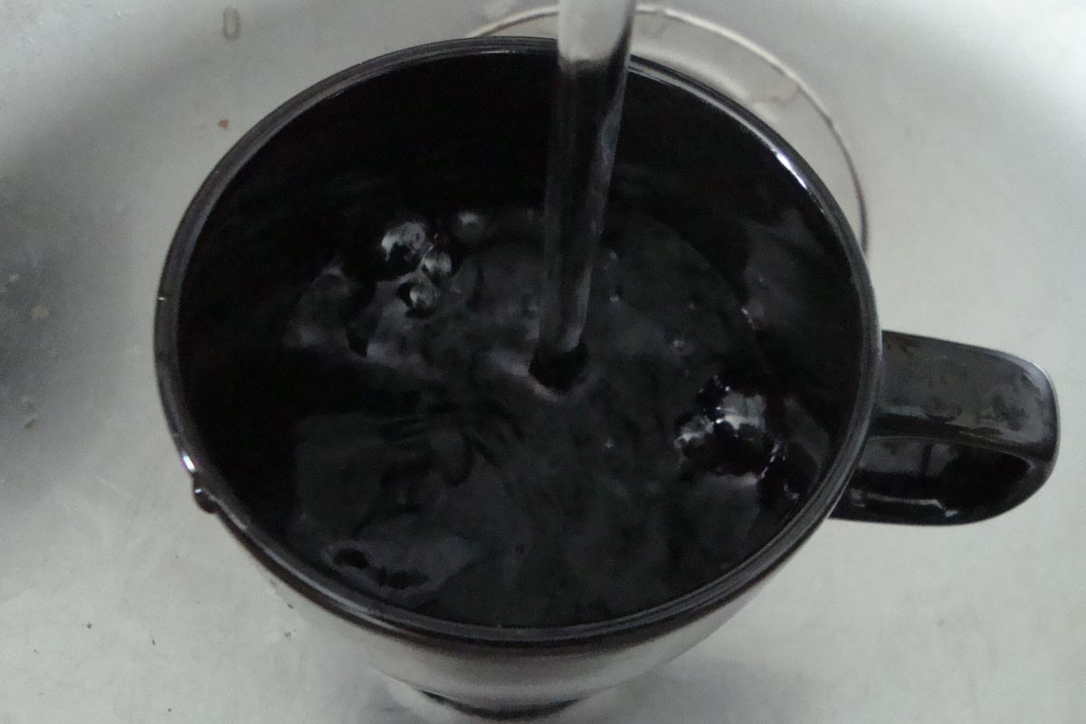 mesurer l'eau pour le riz