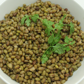 nourrir Masha haricot mungo sur une assiette