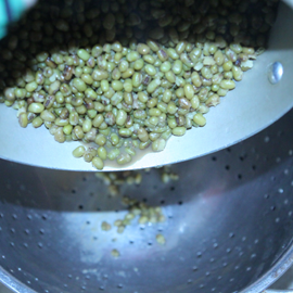 le haricot mungo est bouilli la purée est presque prête