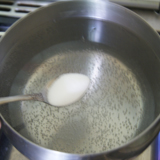 comment faire cuire les spaghettis: ajoutez de l'eau salée