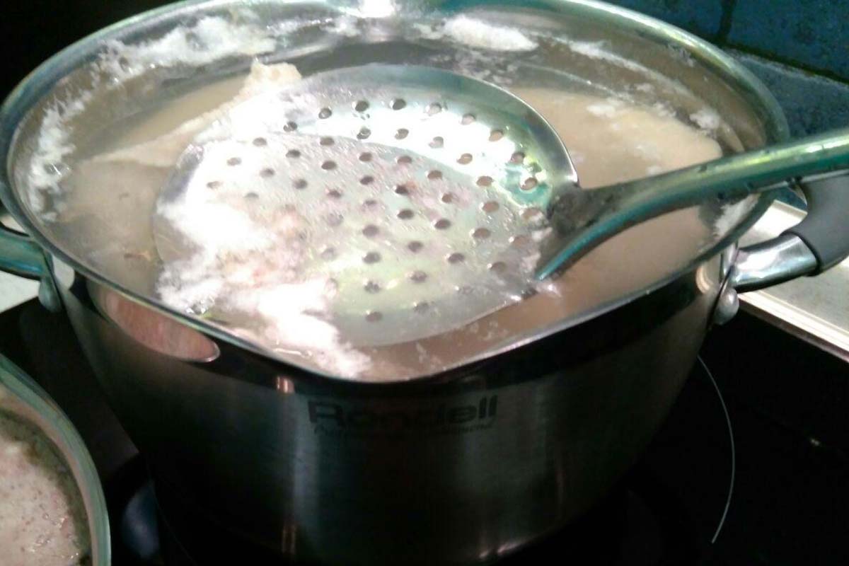 cicatrice dans la casserole, retirer la mousse