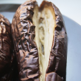 grattage d'aubergines pour faire bouillir le caviar aubergine incisée pour grattage