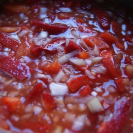 poivron plongé dans la masse de tomates