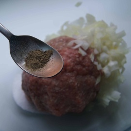 poivre dans la viande hachée pour les boulettes