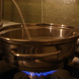 verser la semoule en un mince filet