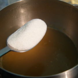 ajouter du sucre à la confiture