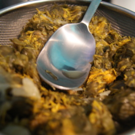 presser le gâteau avec une cuillère