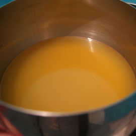 confiture de pissenlit dans une casserole