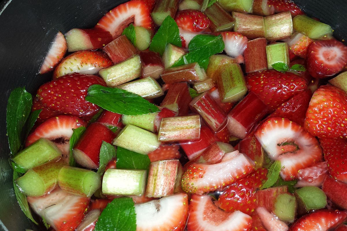 rhubarbe et fraises dans une casserole