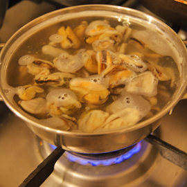 Mettez les moules surgelées dans l'eau