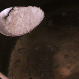 comment faire bouillir verser de l'eau pour faire bouillir les crevettes et le sel