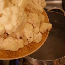 chou-fleur dans l'eau bouillie