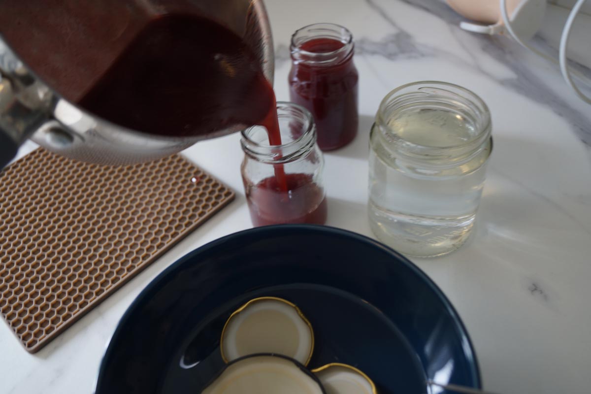 verser la confiture dans des bocaux