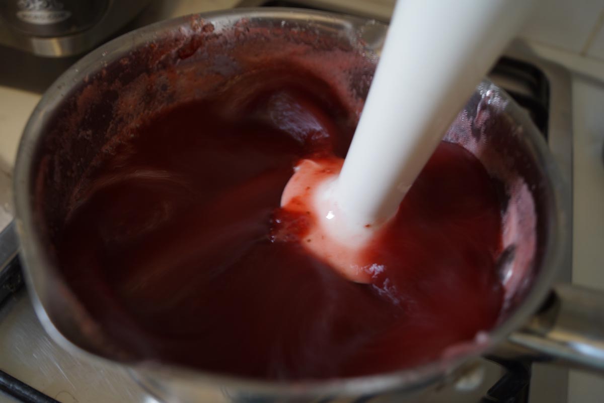 verser la confiture dans des bocaux