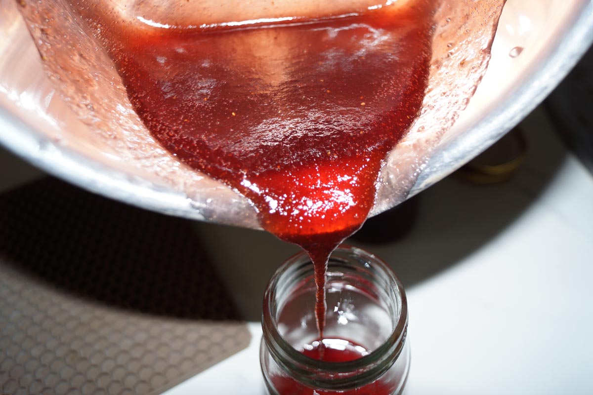 verser la confiture dans des bocaux